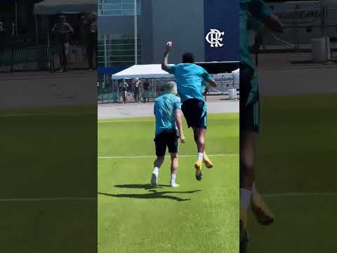 FELIZ ANIVERSÁRIO AYRTON LUCAS! A RAPAZIADA SÓ PERTURBA QUEM ELES AMAM! 🎂🥳💋 #flamengo #treino